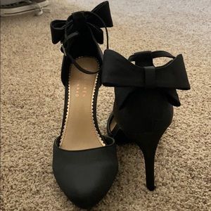 Black pumps with bow detail on back